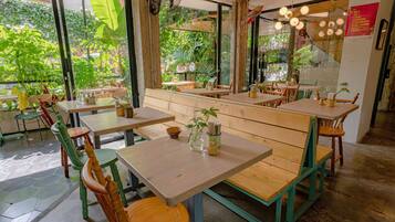 2 restaurants; breakfast, lunch, dinner and brunch served