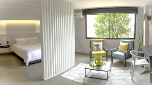 Deluxe suite, uitzicht op de stad | Woonruimte | Een 42-inch smart-tv met kabelzenders, televisie en vloerwarming