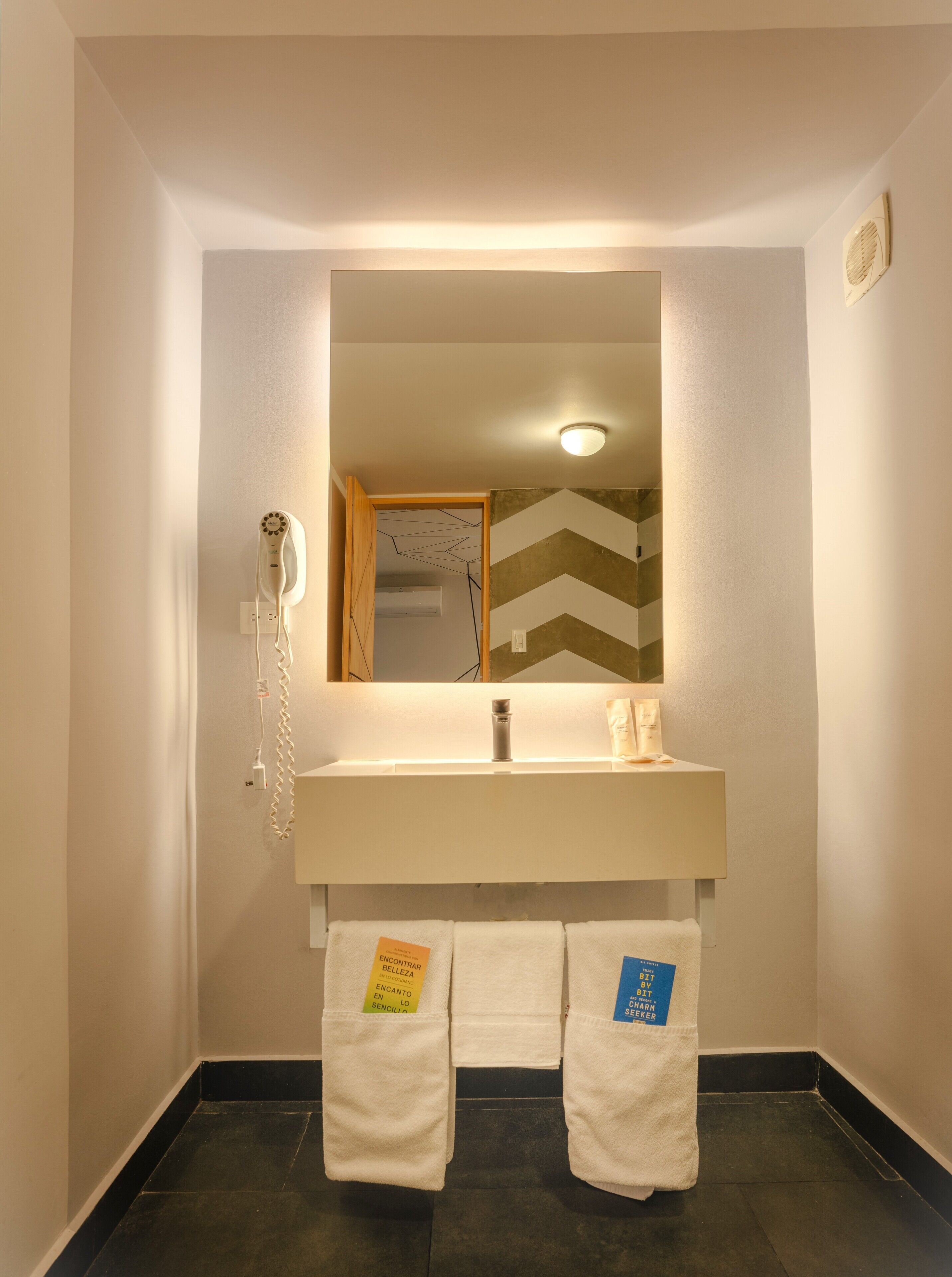 deluxe suite, city view | bathroom | shower, free toiletries, hair dryer, towels
