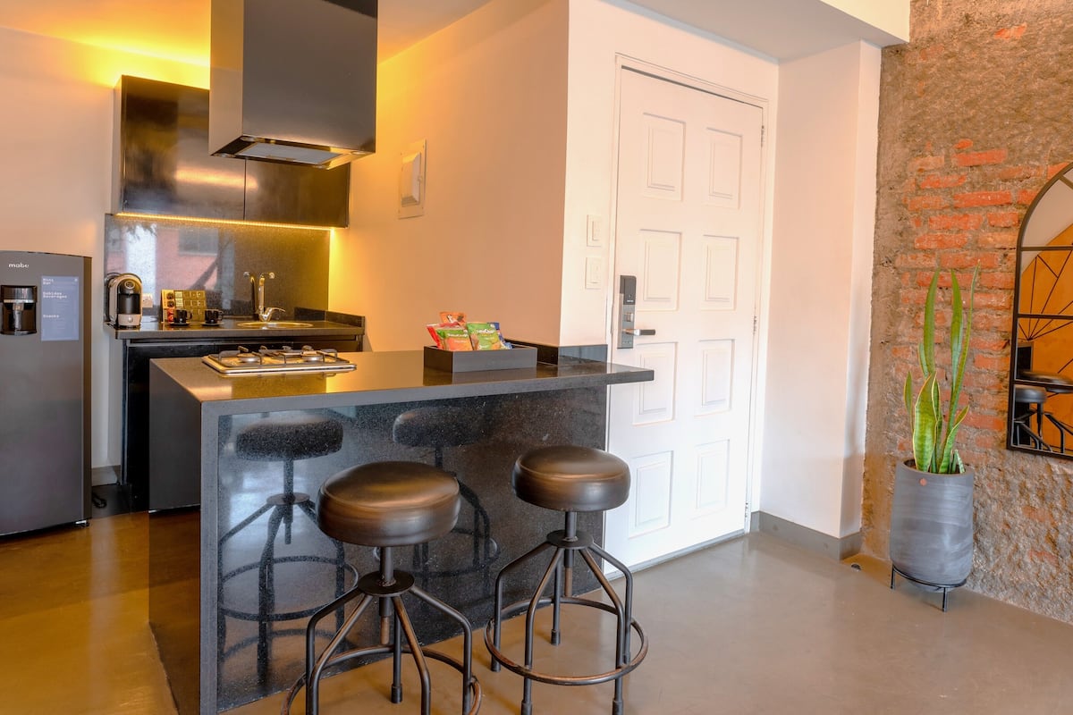 deluxe studio suite, 1 bedroom, city view | private kitchen | mini-fridge