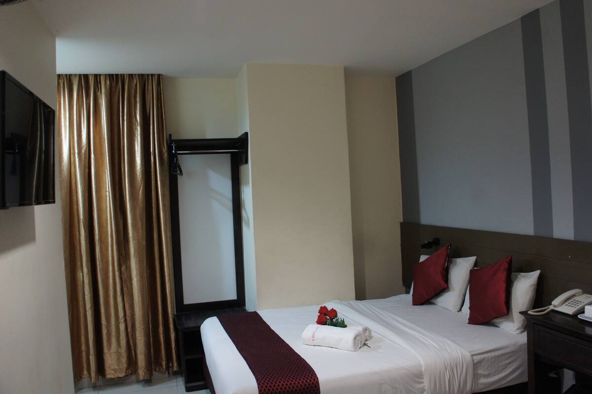 デラックス ルーム クイーンベッド 1 台 | 1 室のベッドルーム、デスク、防音設備、WiFi (無料)