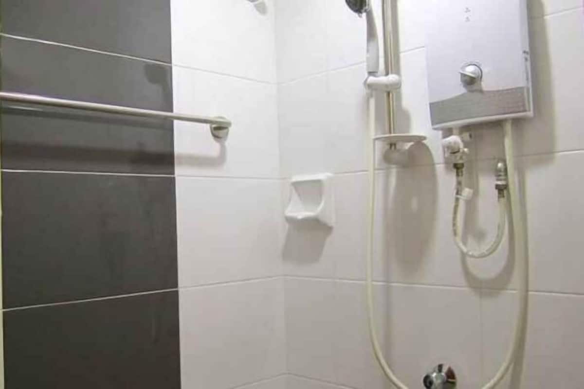 Baño | Regadera, secadora de cabello, pantuflas, bidet