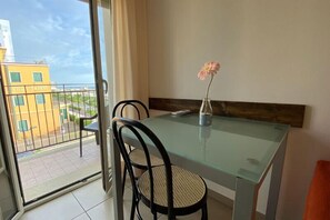 舒适公寓, 1 间卧室, 空调, 海景 | 客房内用餐