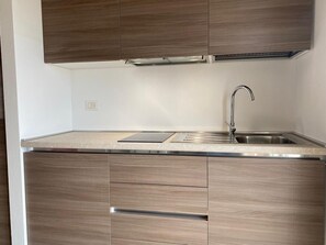 Departamento Confort, 1 habitación, aire acondicionado, en el área del patio | Cocina privada | Utensilios de cocina 