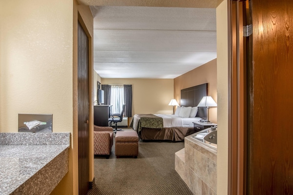 Standard Room, 1 King Bed, Non Smoking, Jetted Tub | In-room safe, desk, iron/ironing board, cribs/infant beds