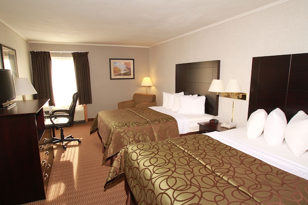 Brankas, meja kerja, dan setrika/meja setrika