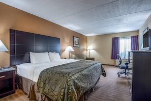 Standard Room, 1 King Bed, Non Smoking | In-room safe, desk, iron/ironing board, cribs/infant beds