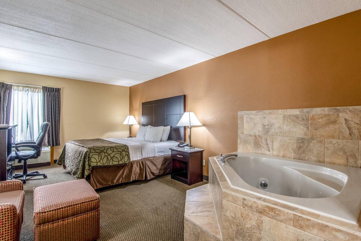 Standard Room, 1 King Bed, Non Smoking, Jetted Tub | In-room safe, desk, iron/ironing board, cribs (surcharge)