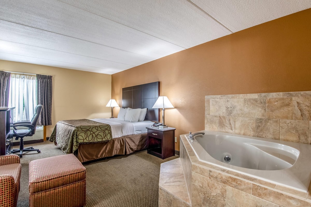 Standard Room, 1 King Bed, Non Smoking, Jetted Tub | In-room safe, desk, iron/ironing board, cribs/infant beds