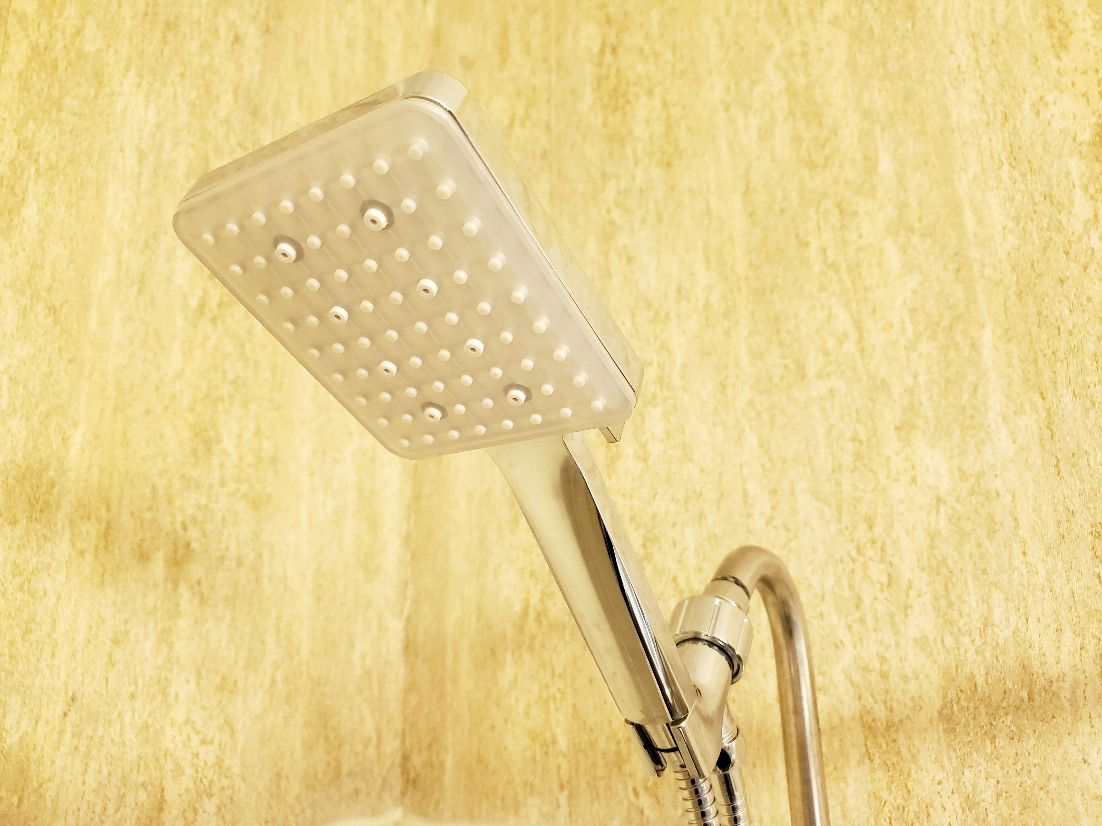Un pommeau de douche doté de plusieurs jets, fixé au mur.