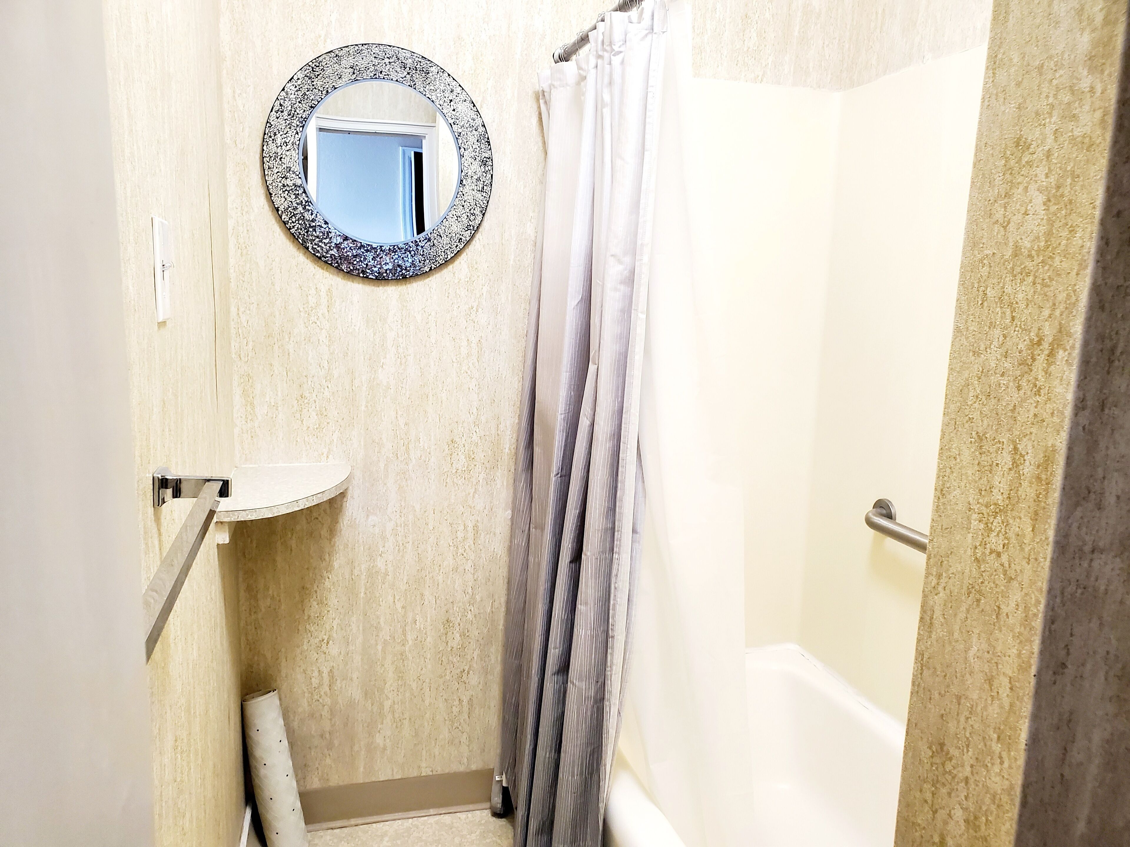 Un baño con ducha, inodoro y lavamanos.