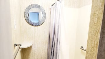 Un baño con ducha, inodoro y lavamanos.