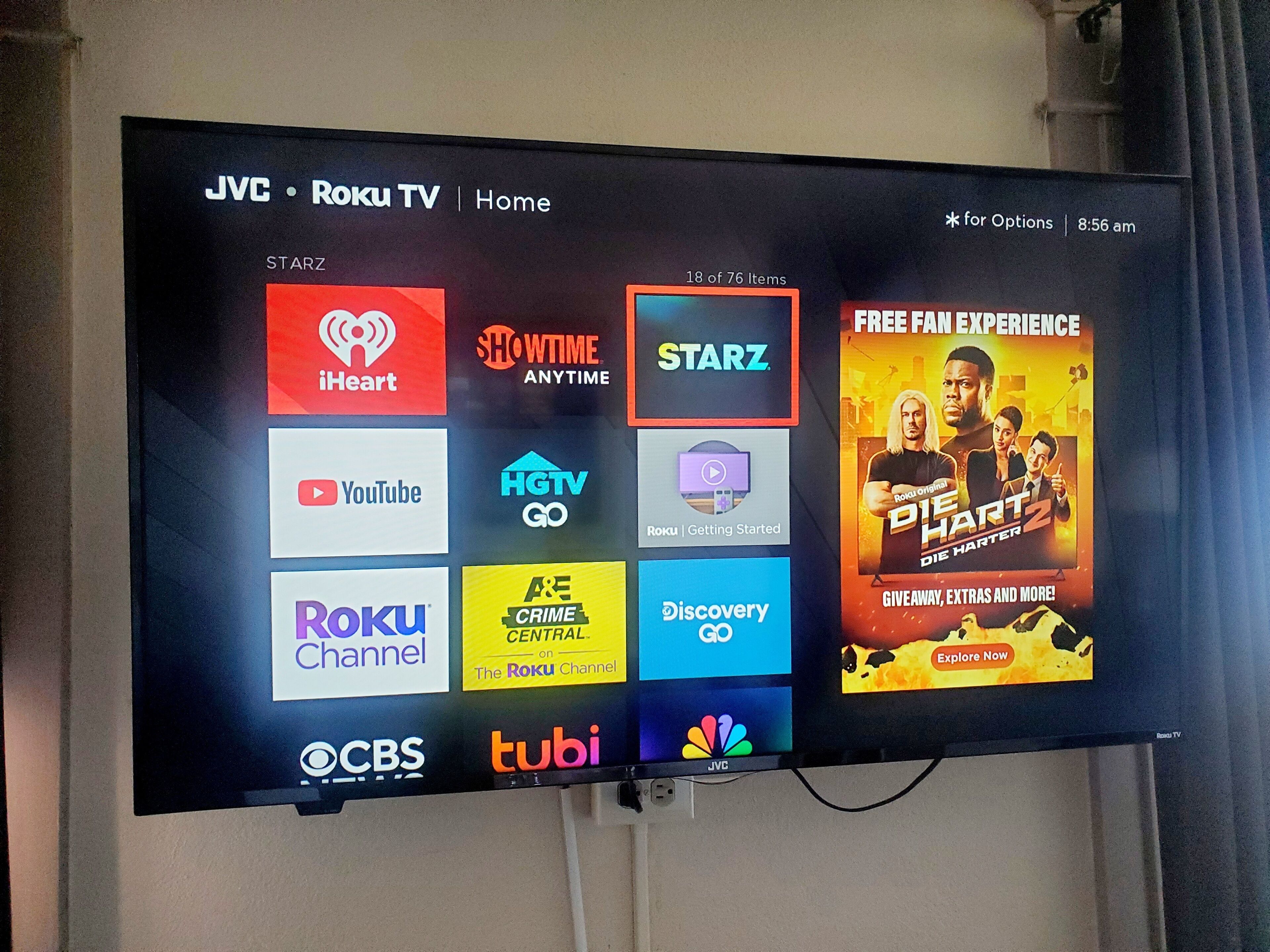 Uma tela de TV exibindo diversos logotipos de serviços de streaming, incluindo YouTube, HBO e Netflix.