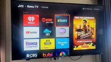 Una pantalla de televisión mostrando varios logotipos de servicios de streaming, incluyendo YouTube, HBO y Netflix.