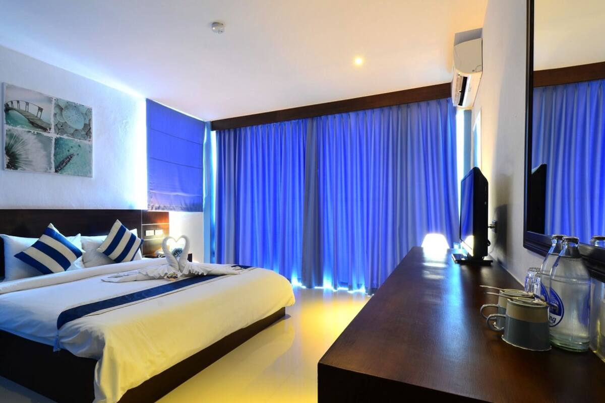 Deluxe Room | Minibar, in-room safe, iron/ironing board, free WiFi