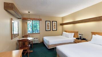 Deluxe-Zimmer, 2 Queen-Betten | Schreibtisch, Bettwäsche