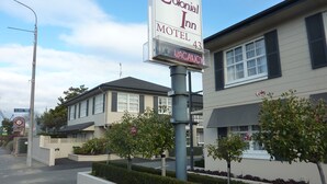 A Colonial Inn Motel sign with a vacancy notice. - Colonial Inn Motel (Christchurch)