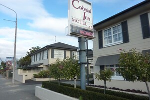 A Colonial Inn Motel sign with a vacancy notice.