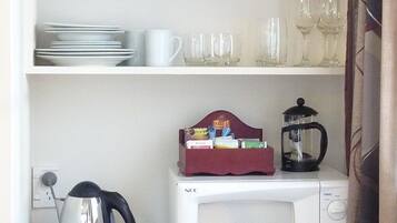 Réfrigérateur, micro-ondes, cafetiÚre/bouilloire, bouilloire électrique