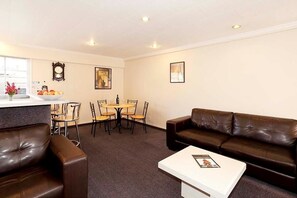 เบสิกอพาร์ทเมนท์, 3 ห้องนอน, ห้องครัว, ชั้นล่าง | เตารีด/โต๊ะรีดผ้า, Wi-Fi ฟรี, ผ้าปูที่นอน