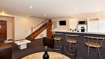 Basic Apartment, 3 Bedrooms, Kitchen, Ground Floor | 1 bedroom, iron/ironing board, free WiFi, bed sheets