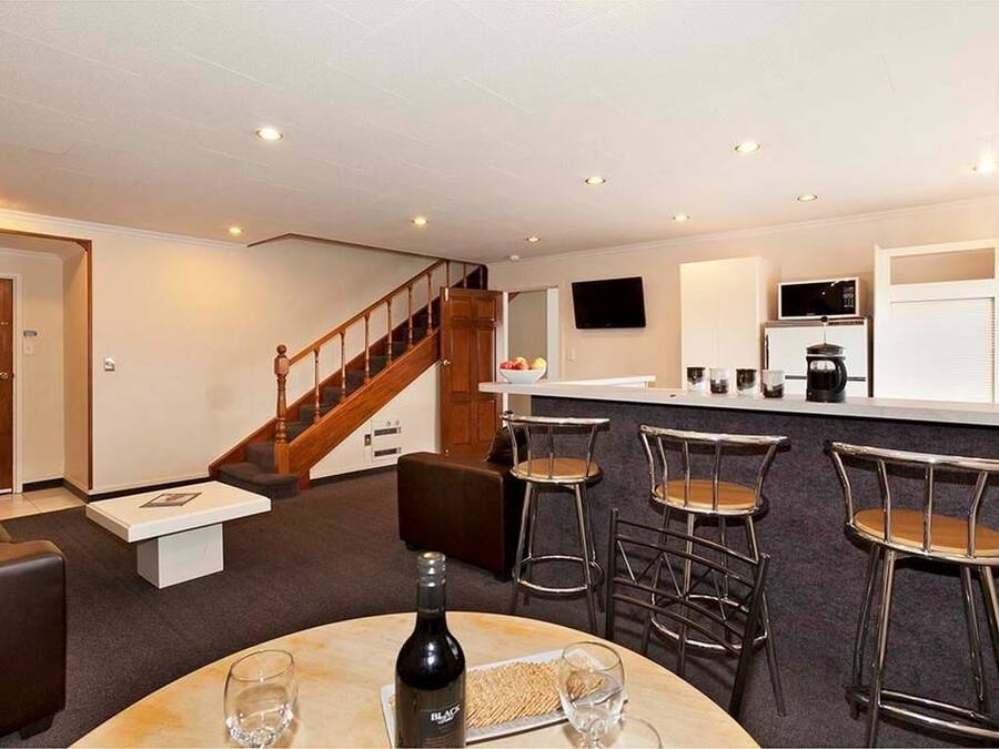 Apartamento básico, 3 quartos, cozinha, no piso térreo | Ferros/tábuas de passar roupa, Wi-Fi de cortesia, roupa de cama