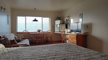 Chambre, 1 trÚs grand lit et 1 canapé-lit, vue océan (Adults only) | Coin séjour | Télévision de 32 pouces avec chaßnes par satellite