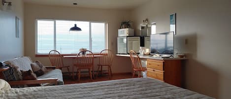 Kamer, 1 kingsize bed met slaapbank, uitzicht op oceaan (Adults only) | Woonruimte | Een 32-inch televisie met satellietzenders