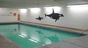 Piscina interna, espreguiçadeiras