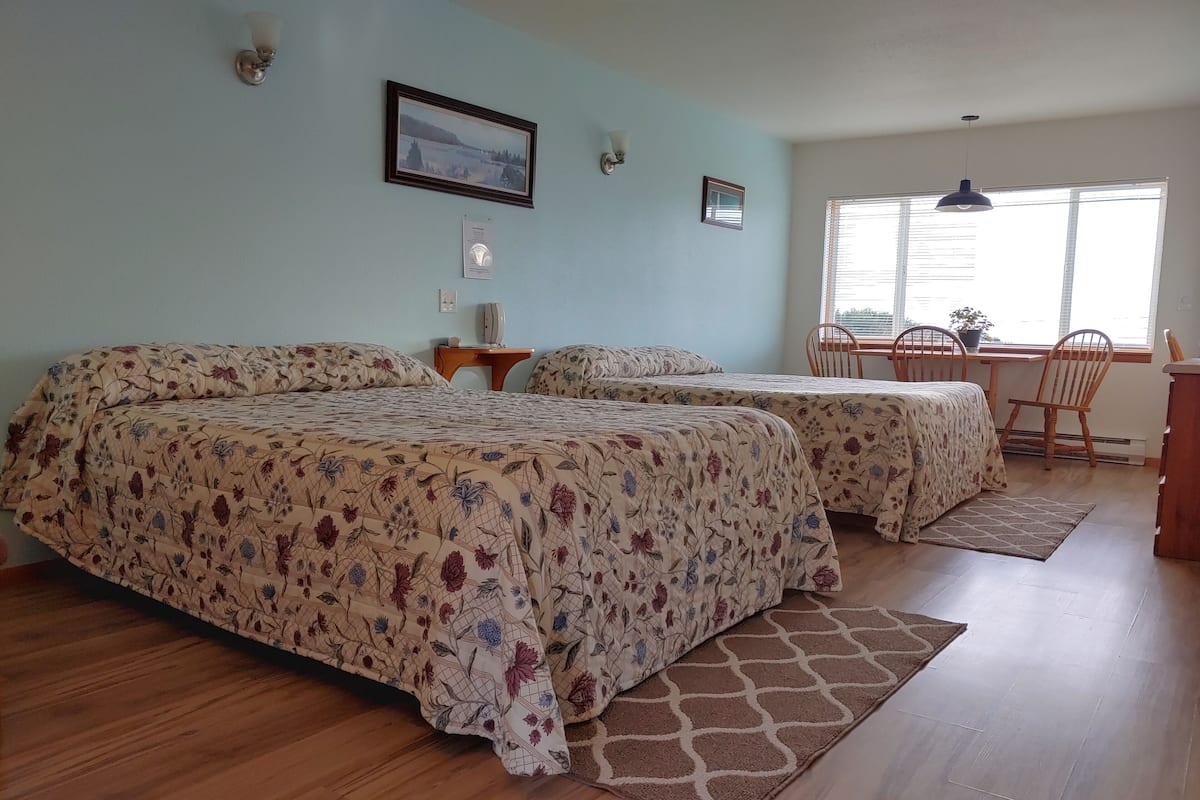 Kamer, 2 queensize bedden, uitzicht op oceaan | Een strijkplank/strijkijzer, gratis wifi, beddengoed