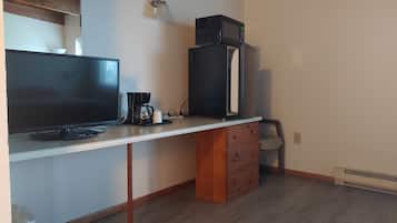 Standard Room, 1 Queen Bed | Living area | 32-inch TV with satellite channels
