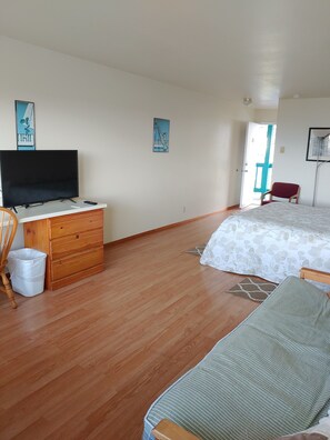 Habitación, 1 cama King size y sofá cama, vista al océano (Adults only) | Espacio para trabajar con laptop y tabla de planchar con plancha 