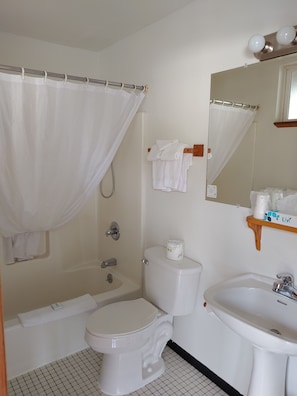 Room, 2 Queen Beds, Ocean View | Bathroom | Free toiletries, hair dryer, towels, soap - The Dublin House Motel (Yachats)