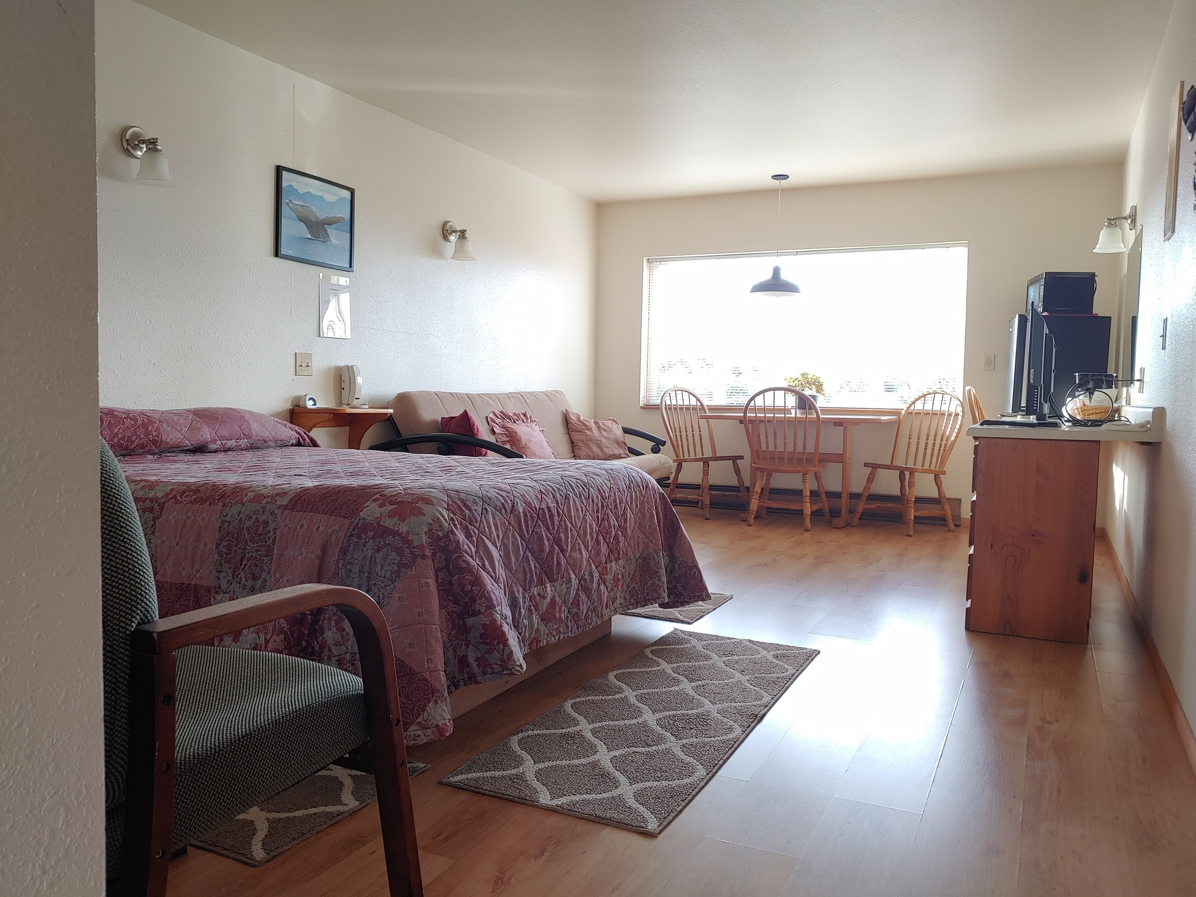 Standard Room, 1 Queen Bed | Iron/ironing board, free WiFi, bed sheets