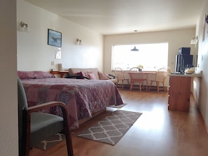 Standard Room, 1 Queen Bed | Iron/ironing board, free WiFi, bed sheets - The Dublin House Motel (Yachats)