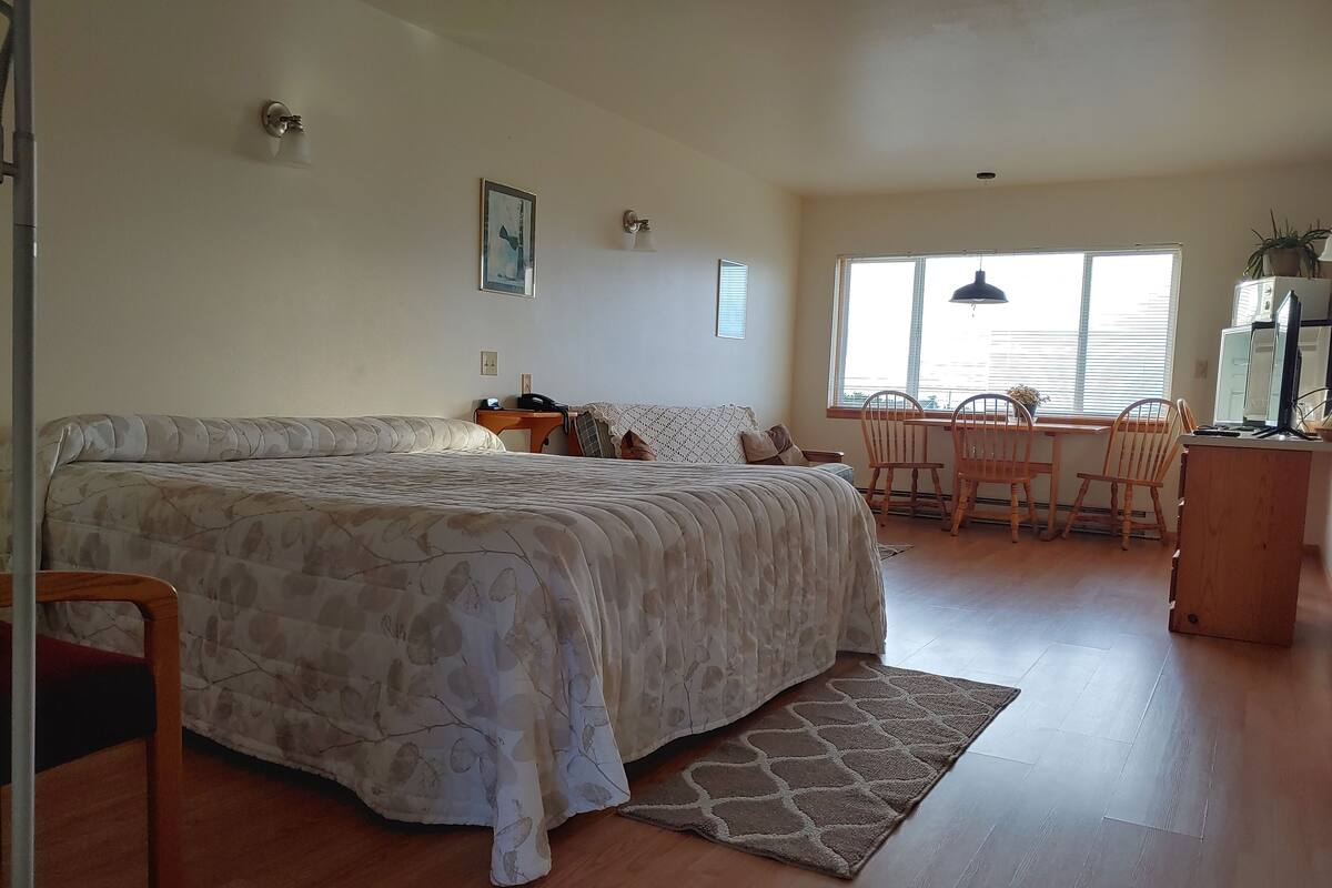 客房, 1 張特大雙人床和 1 張沙發床, 海景 (Adults only) | 筆電工作空間、熨斗/熨衣板、免費無線上網、床單