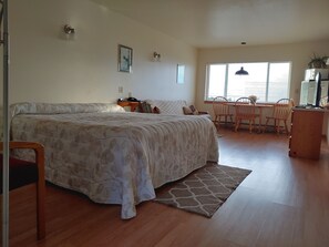 Habitación, 1 cama King size y sofá cama, vista al océano (Adults only) | Espacio para trabajar con laptop y tabla de planchar con plancha 