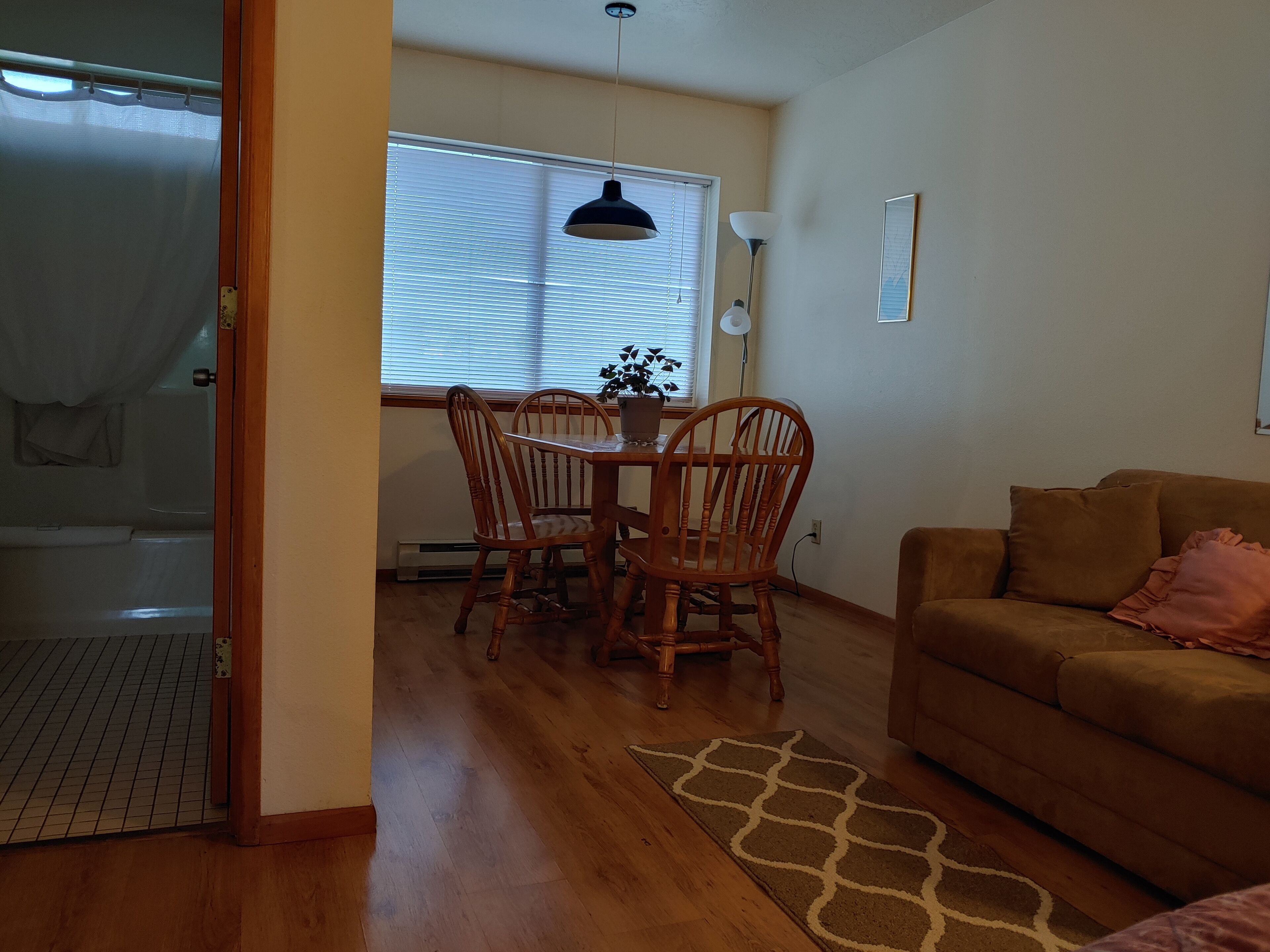 Habitación estándar, 2 camas de matrimonio, vistas a la montaña | Zona de estar | Televisión de 32 pulgadas con canales por satélite