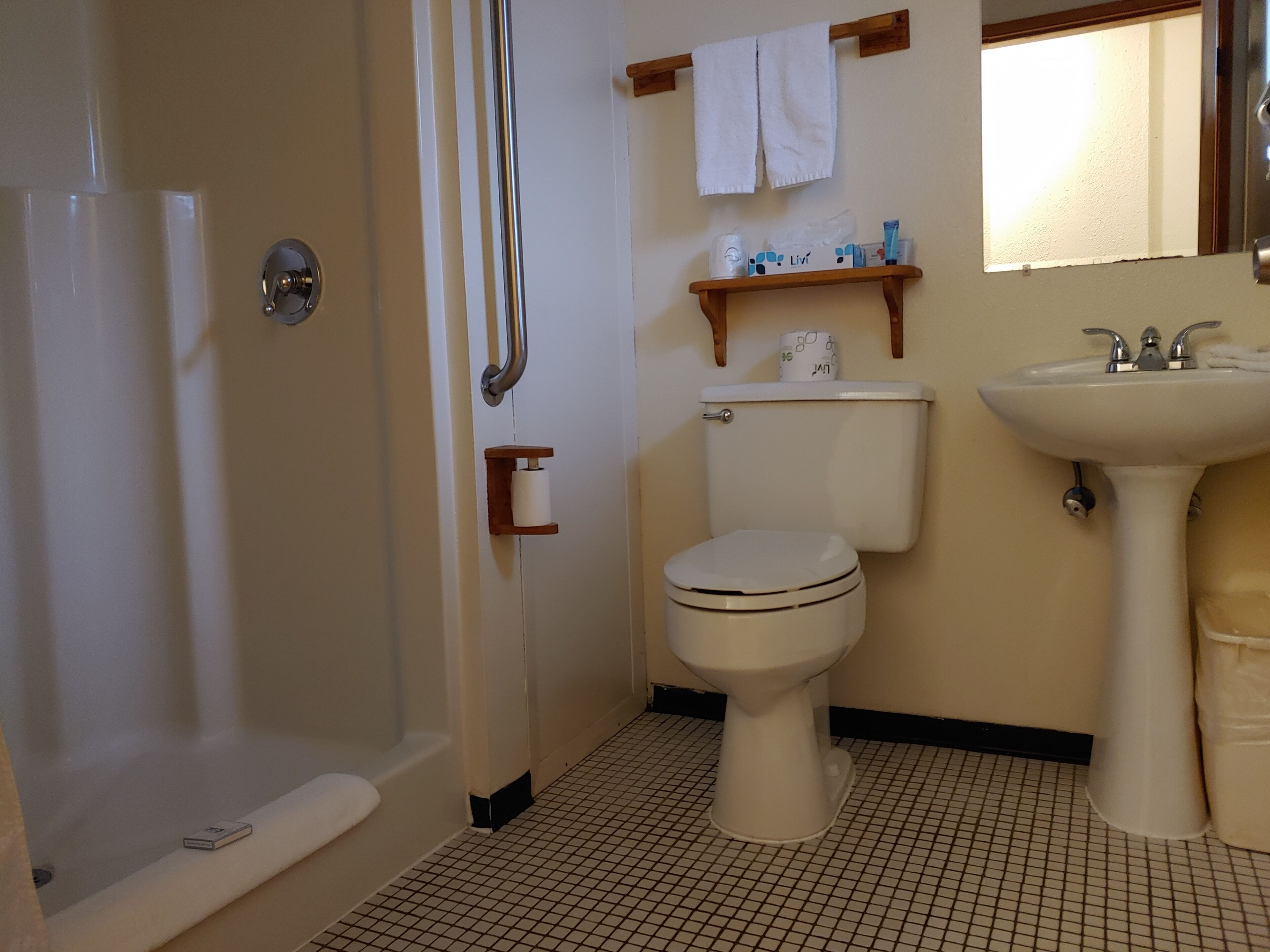 Une salle de bain avec une baignoire, des toilettes et un lavabo.