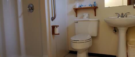Une salle de bain avec une baignoire, des toilettes et un lavabo.