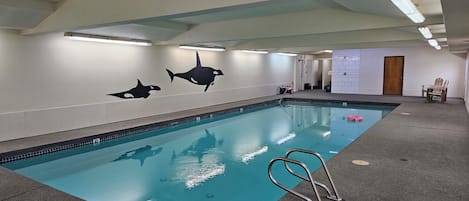 Una piscina cubierta, tumbonas