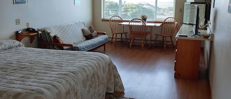Habitación, 1 cama King size y sofá cama, vista al océano (Adults only) | Espacio para trabajar con laptop y tabla de planchar con plancha