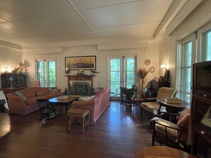 Traditional-Villa, Mehrere Schlafzimmer, Veranda, zum Garten hin | Wohnbereich