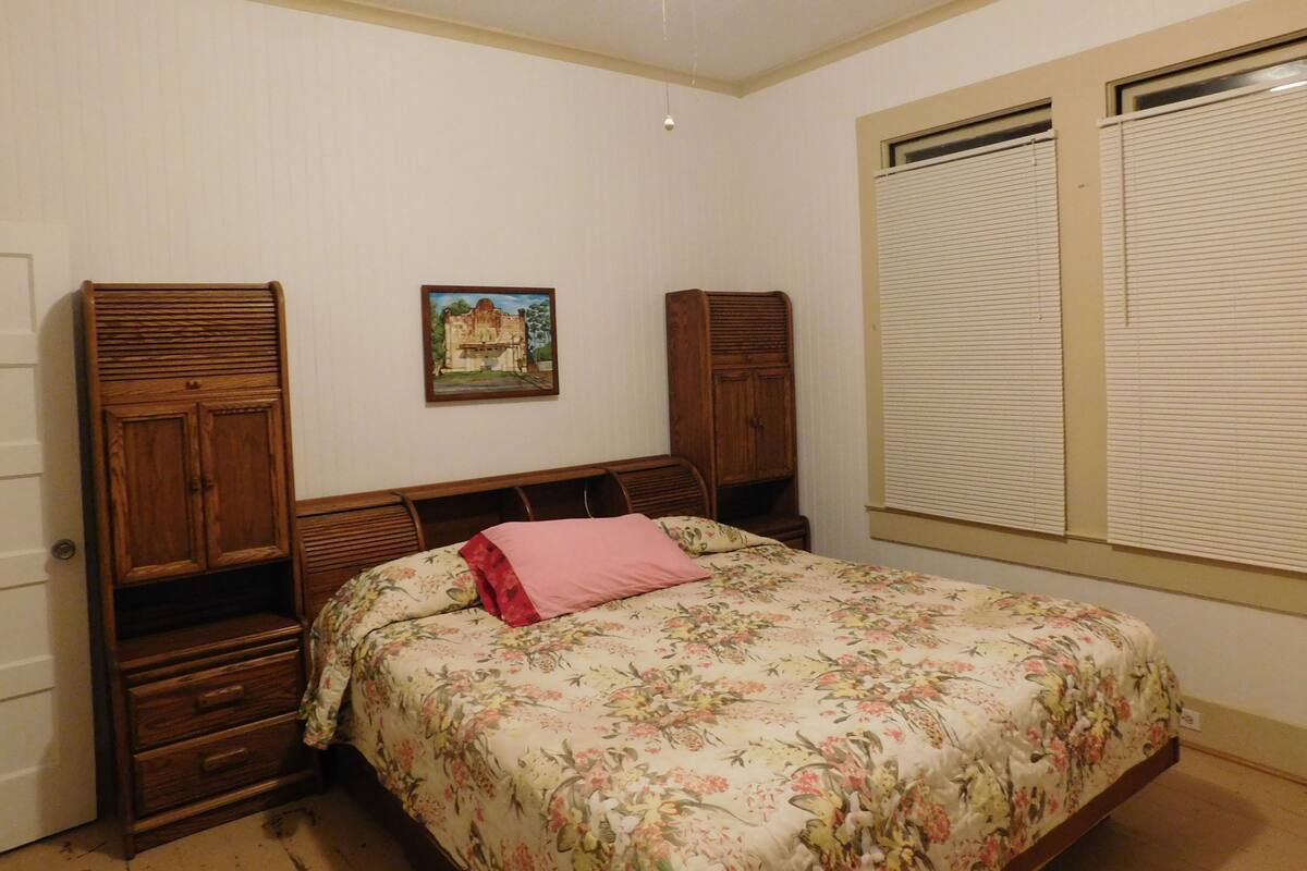 Traditional Cottage, 4 Bedrooms, Kitchen | Iron/ironing board, individually decorated, individually furnished