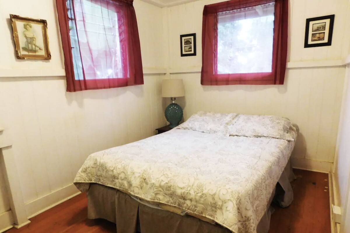 Traditional Cottage, 3 Bedrooms, Kitchen | Iron/ironing board, individually decorated, individually furnished