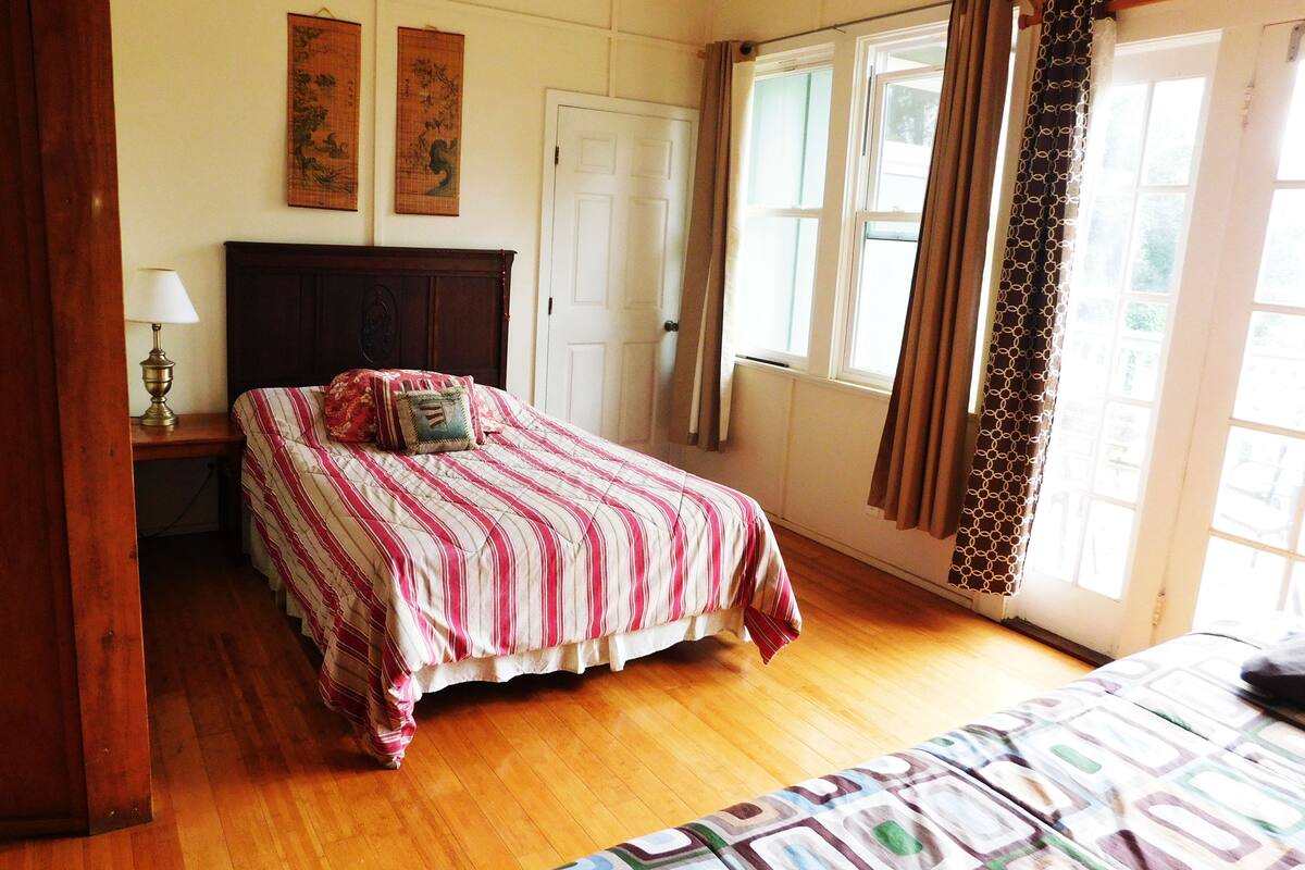 Traditional Cottage, 3 Bedrooms, 2 Bathrooms | Iron/ironing board, individually decorated, individually furnished