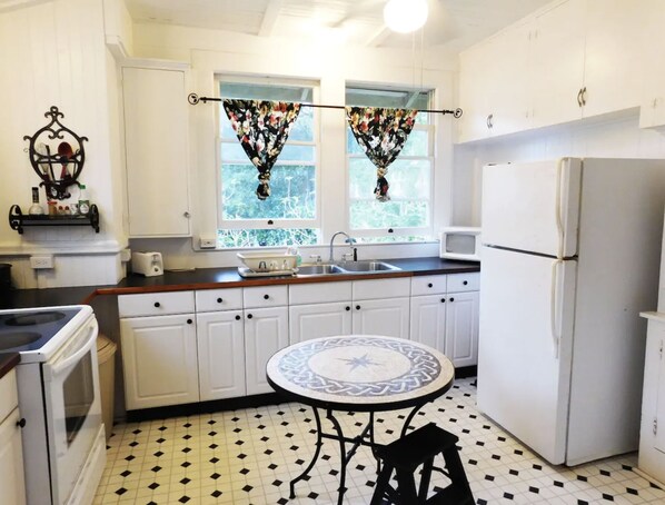 Traditional Cottage, 1 Bedroom, Kitchen | Private kitchen