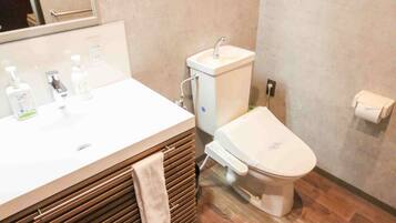 Tina y regadera independientes y tina profunda