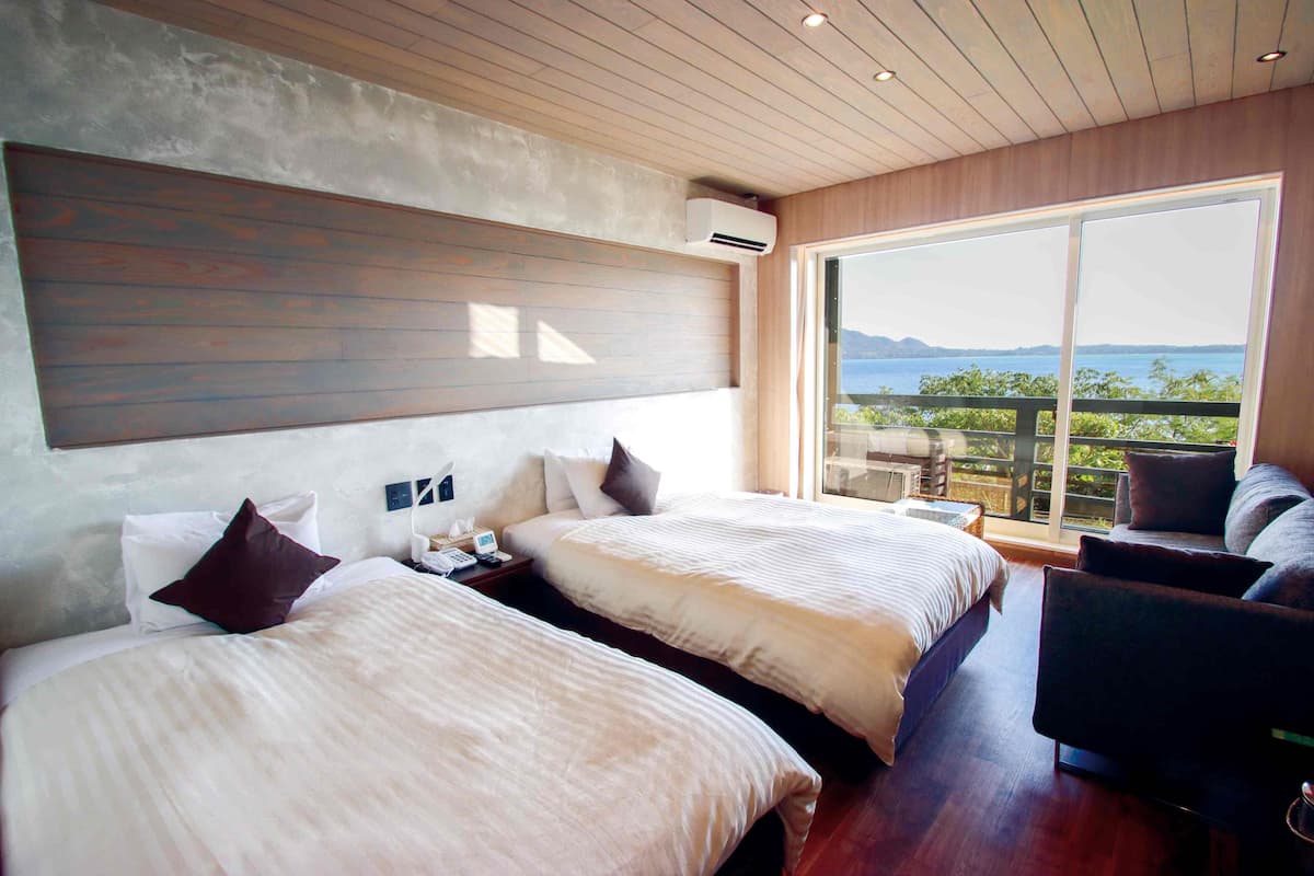 Habitación con 2 camas individuales | Caja de seguridad en la habitación y tabla de planchar con plancha
