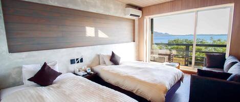 Caja de seguridad en la habitación y tabla de planchar con plancha